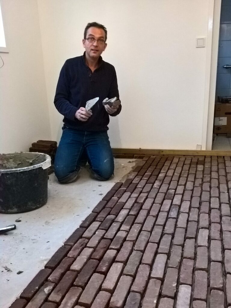 vloer van gebakken waaltjes in cement gelegd